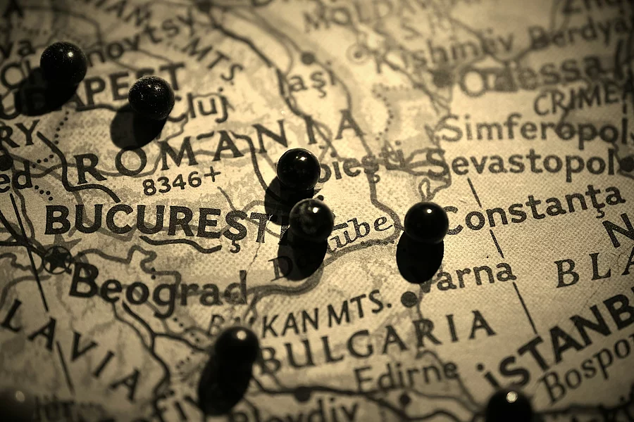 Harta de epocă a României cu marcaje de localizare, care simbolizează poziția geografică și contextul strategic al României.