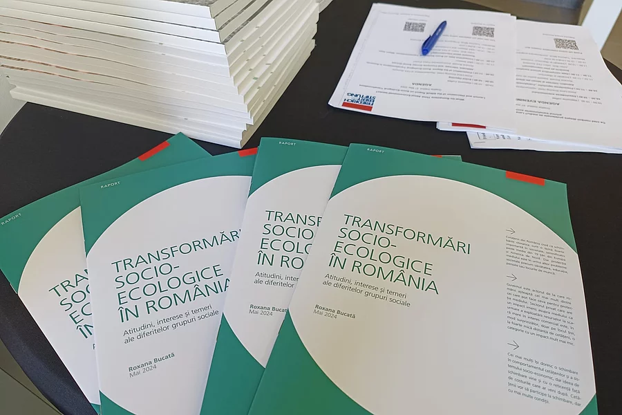The image shows copies of the study “Transformări socio-ecologice în România” (Socio-ecological transformations in Romania), which was published in May 2024 by the Friedrich Ebert Foundation (FES) Romania.